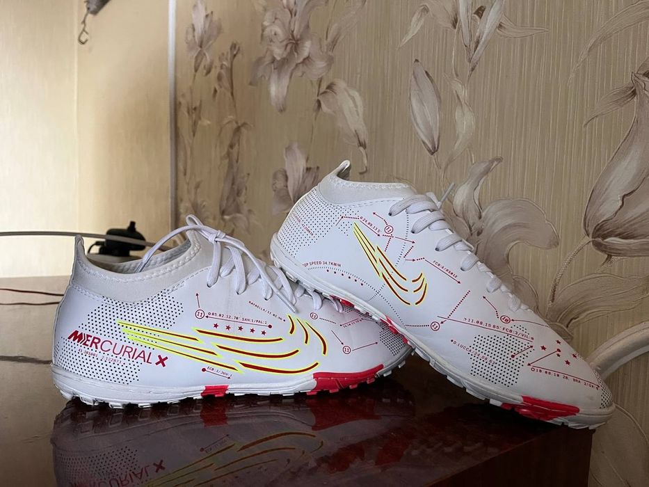 Футбольні кросівки Nike