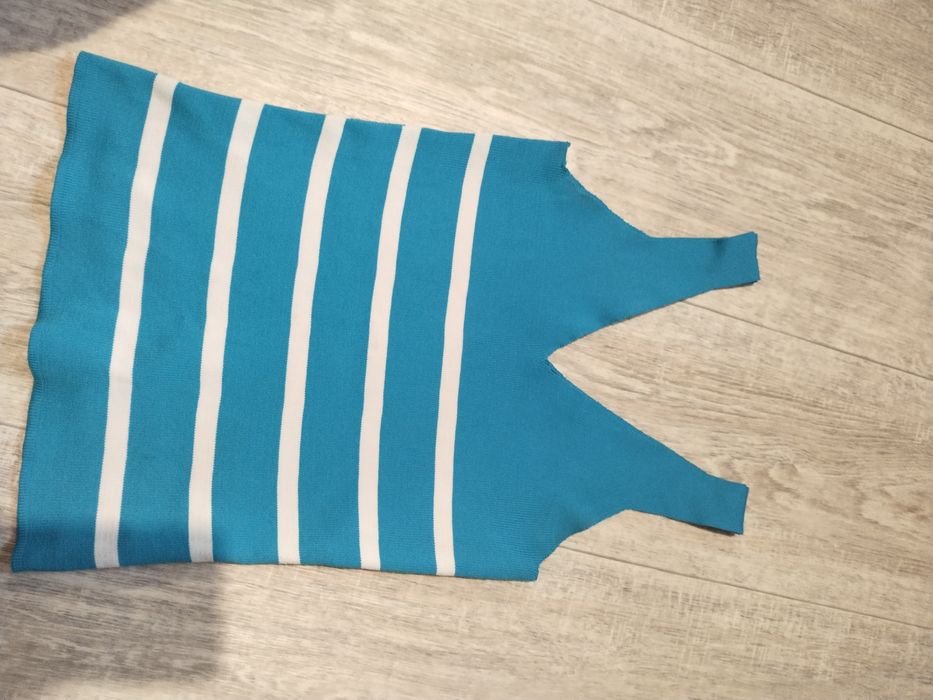 Легкий топ з V-вирізом