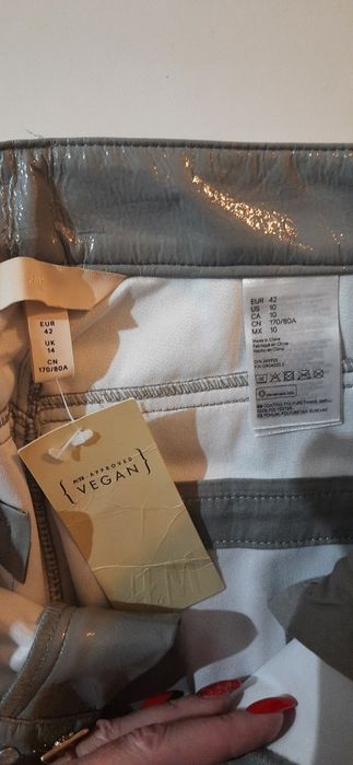 Кожаные лаковые брюки.