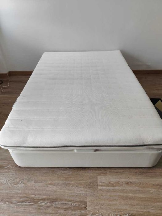 Cama branca com estrado de ripas e colchão, dim. 140 x 200 cm