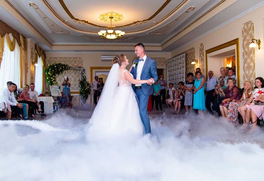 Важкий дим,холодні фонтани-вогні,перший танець,Кольоровий спалах