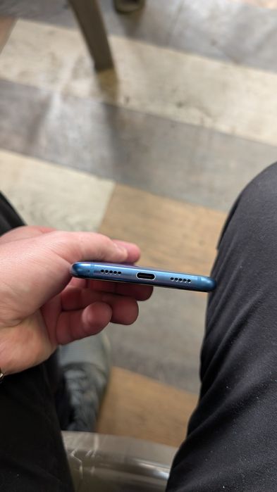 Meizu X8 в блакитному кольорі