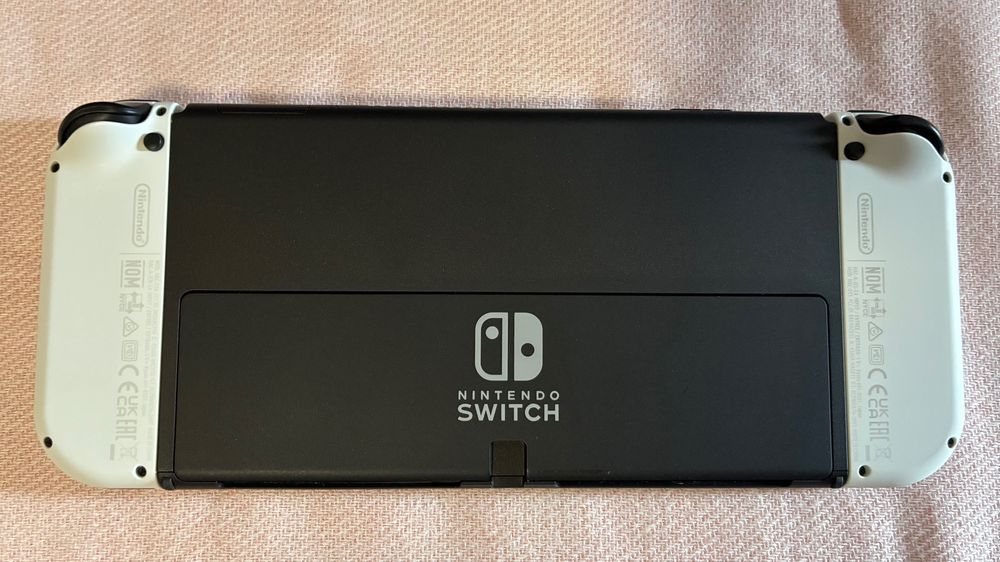 Nintendo Switch OLED + GripCase Skull & Co.