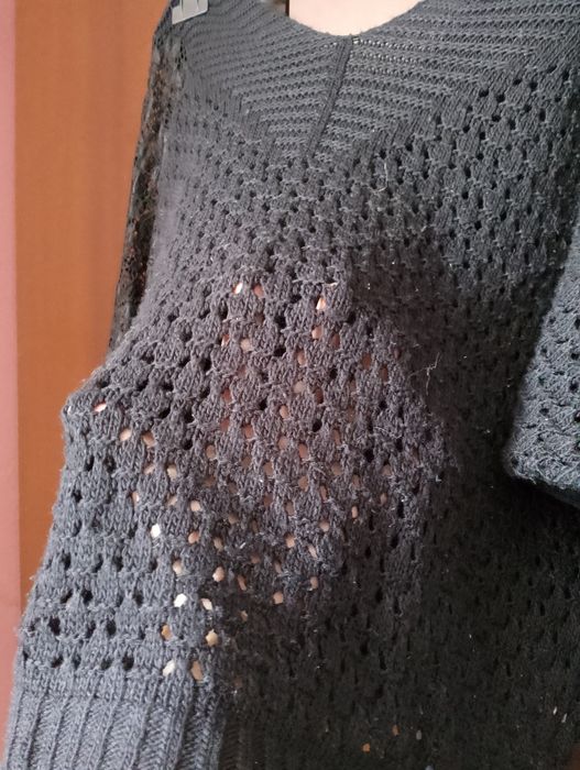 Czarny ażurowy sweterek sweter z siateczką koronką na rękawach