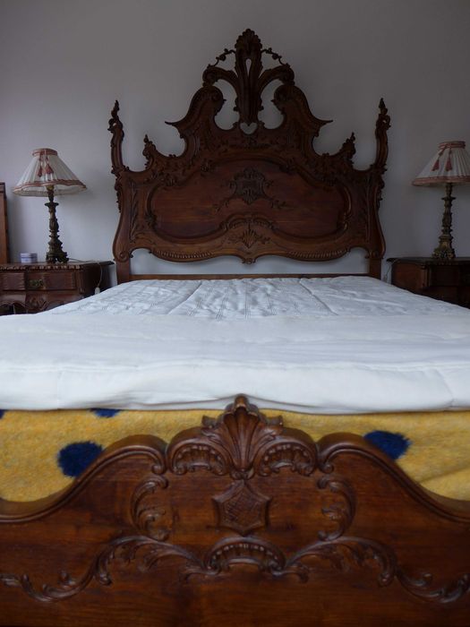 Quarto completo com oferta de candeeiros, estrado e colchão. Estilo D. João V