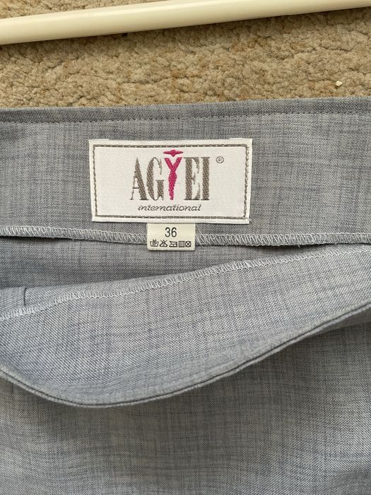 Garsonka ze spódniczką