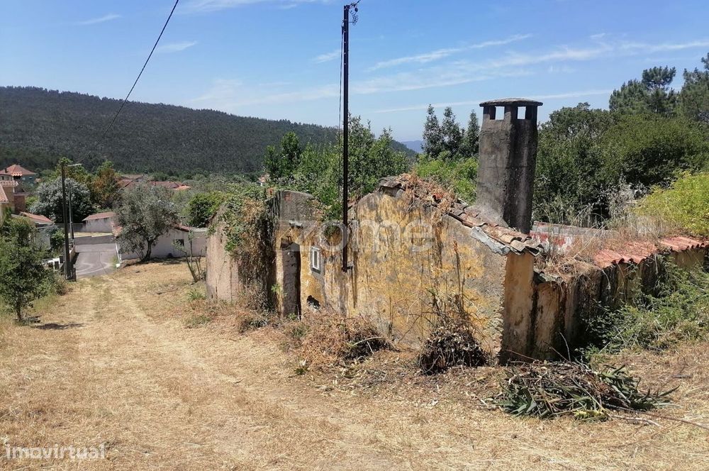 Ruína com 3.355 m² de Terreno Urbanizável junto às Piscinas da Frag...