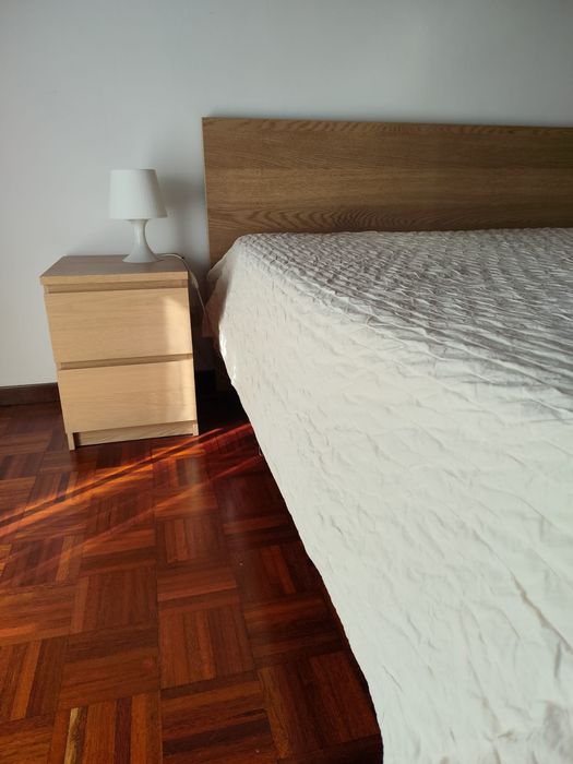 Cama e mesas cabeceira MALM