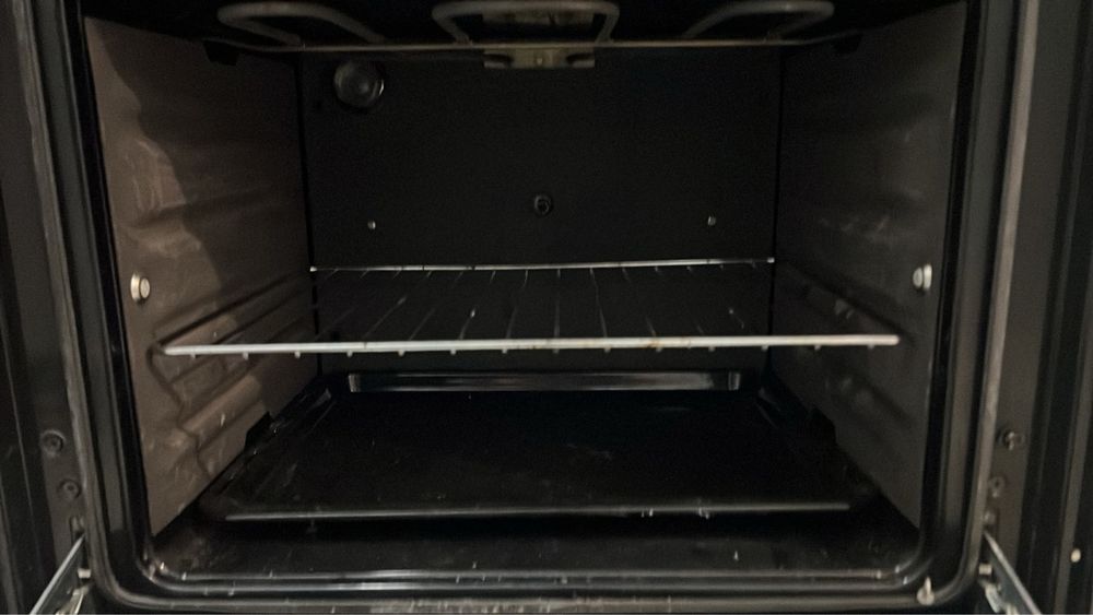 Forno de encastre TEKA a funcionar, sem tomada elétrica