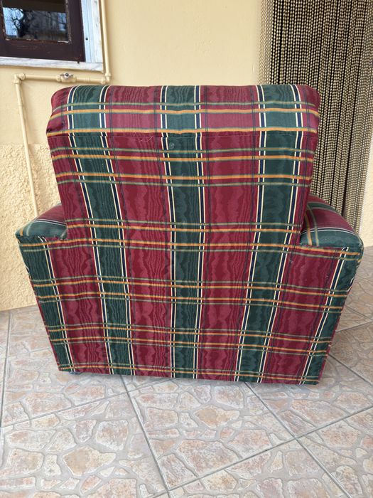 2 Poltronas Estofadas Clássicas