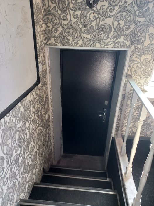 Здається місце для майстра манікюру, перукаря, косметолога.