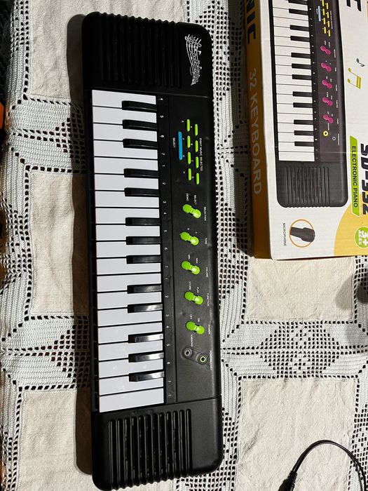 Piano elétrico com 32 teclas