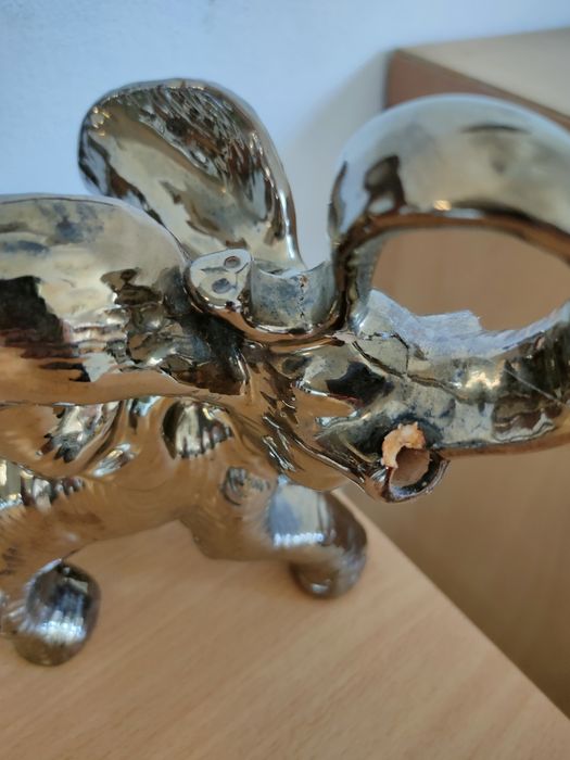 Conjunto de animais cor de bronze.