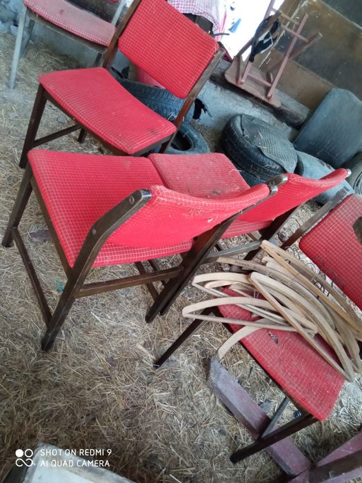 Krzesło starodawne widoczne na zdjęciach