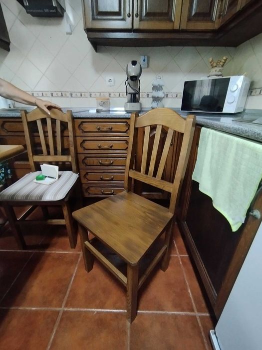 Mesa e cadeiras em pinho como novas