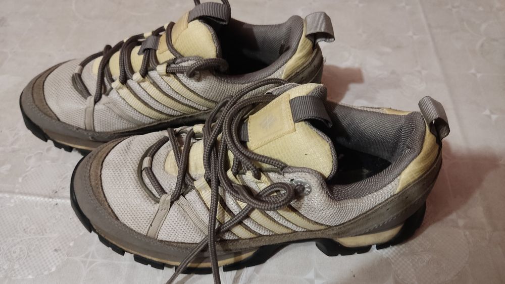 Продам женские кроссовки Adidas