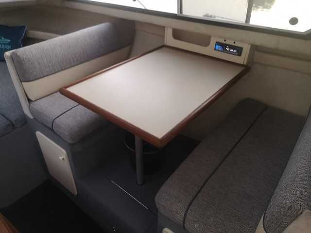 Atrakcyjny Jacht Kabinowy hausbot  Lodz motorow Bayliner 2452  zamiana