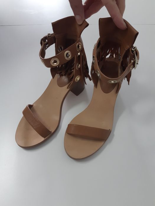 Sandália em pele, tamanho 38.