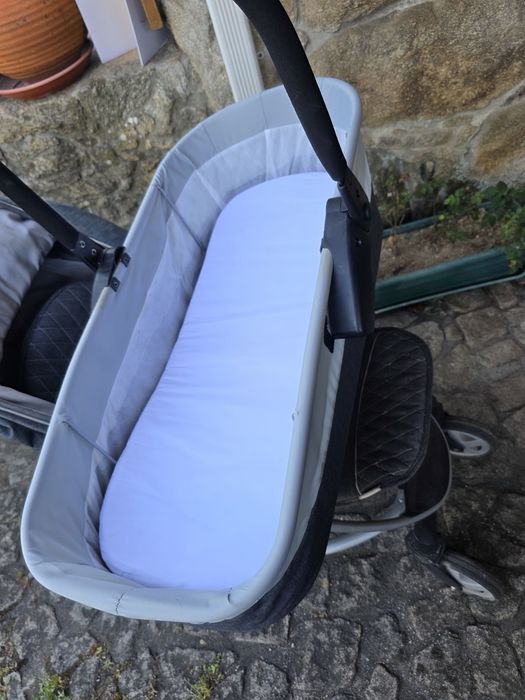 Carrinho de bebê com Alcofra