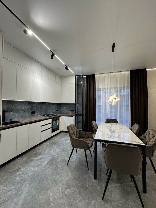 Будинок з ремонтом і меблями . Закрите КМ