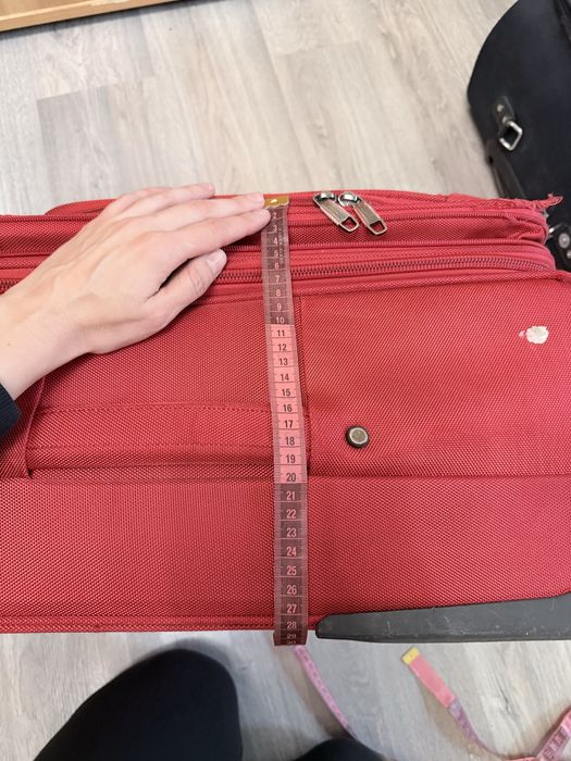 Валіза на колесах червона