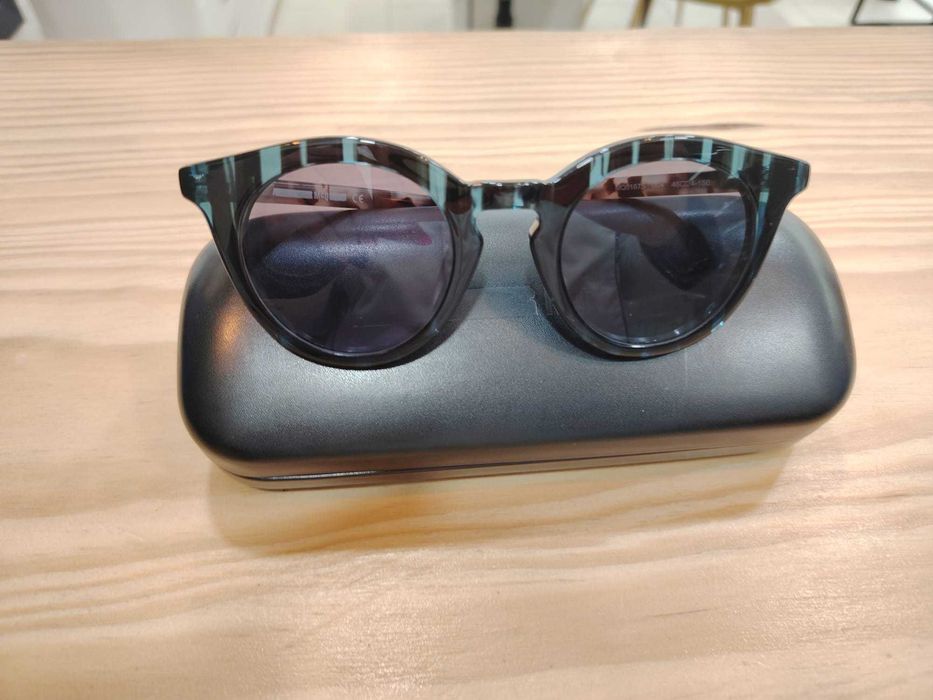 óculos de sol Alexander McQueen únicos irreverentes