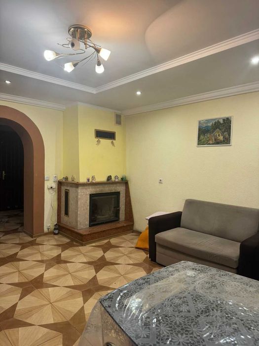 Житловий будинок та земельна ділянка 10 сот., м. Жовква