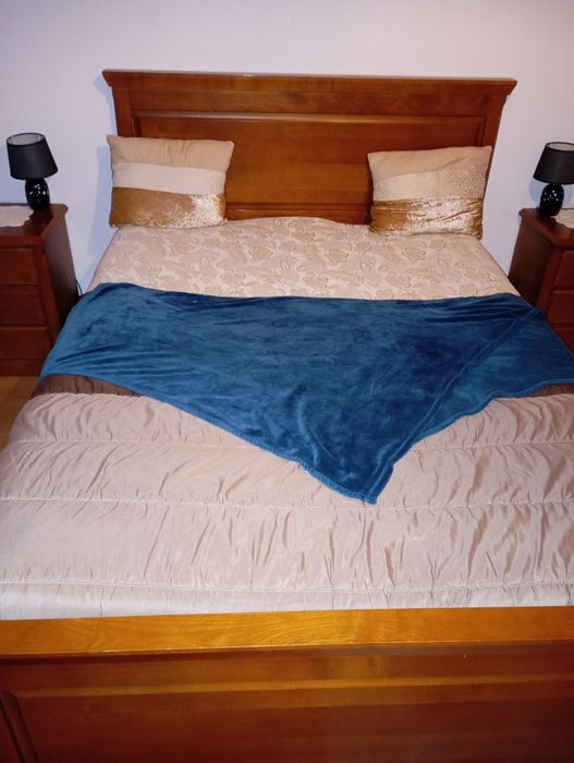 Cama casal de madeira