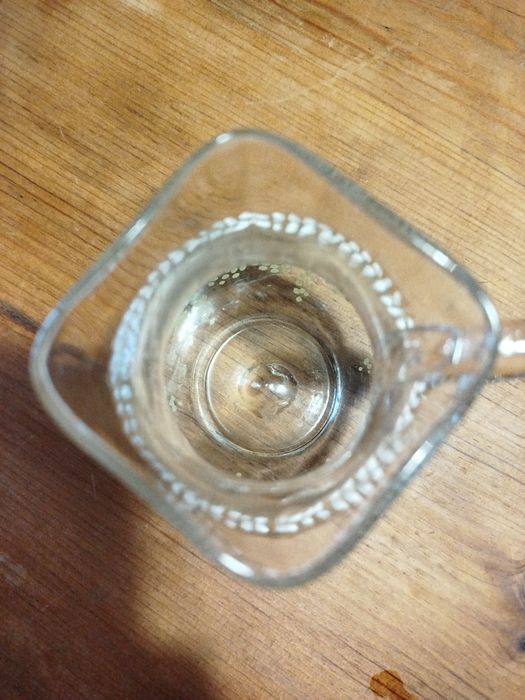 Antigo pequeno jarro de vidro