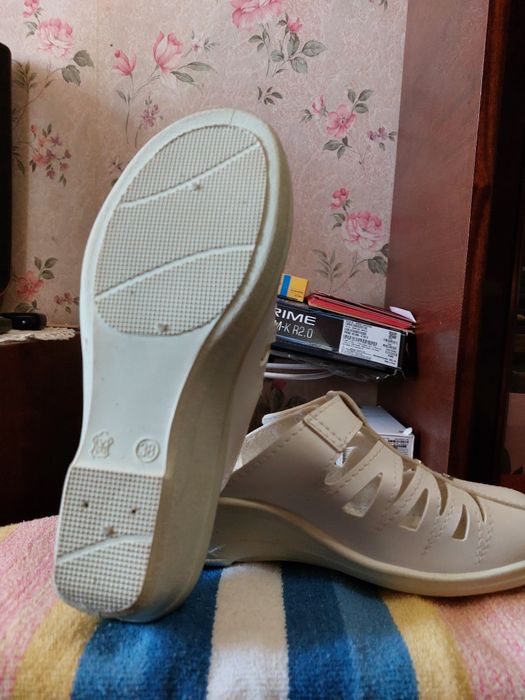 Белые летние шлёпки