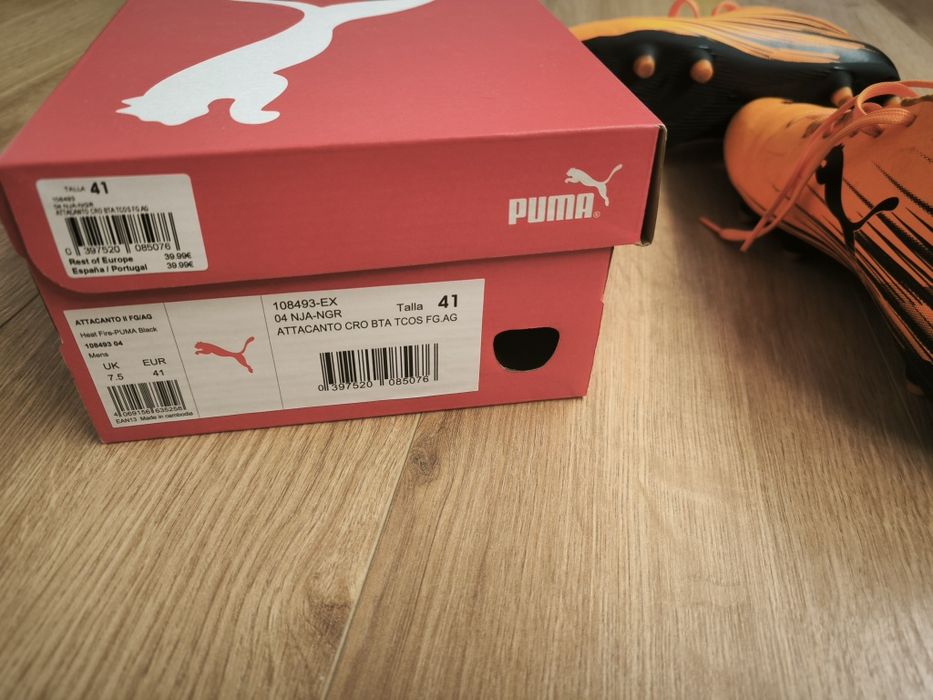 Chuteiras Puma com caneleiras e meias