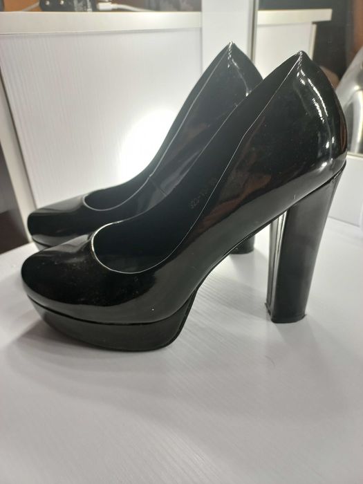 Продам туфлі, босоніжки