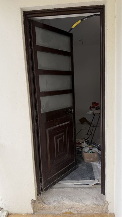 Porta e janelas de alumínio castanho com persiana