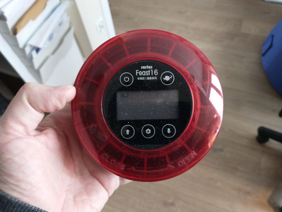 Karmnik automatyczny do akwarium karuzelowy