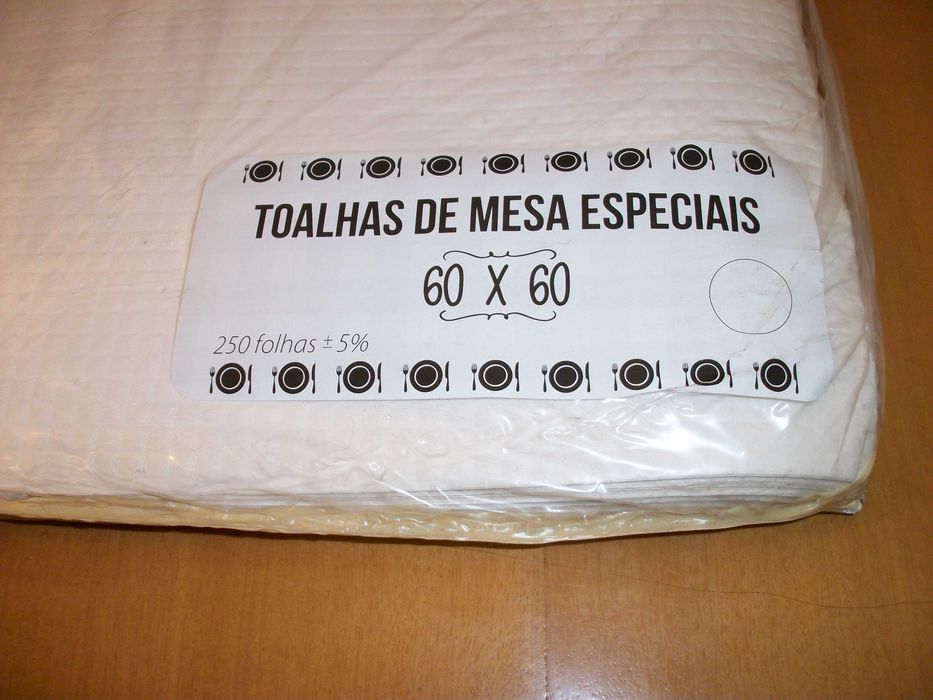 Toalhas de Mesa Papel 60x60 250folhas +/- 5% 1000folhas