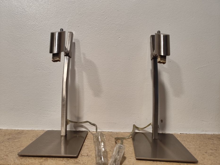 Candeeiro de tecto e mesa de cabeceira