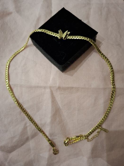 Colar / Gargantilha borboleta em Aço 
Dourado
Novo