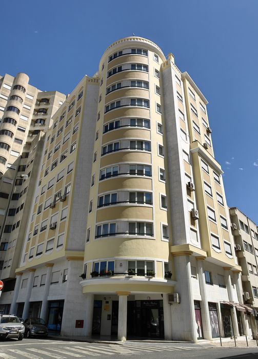 T3 AREEIRO 155m2 + 2 lugares Garagem - Prédio Renovado