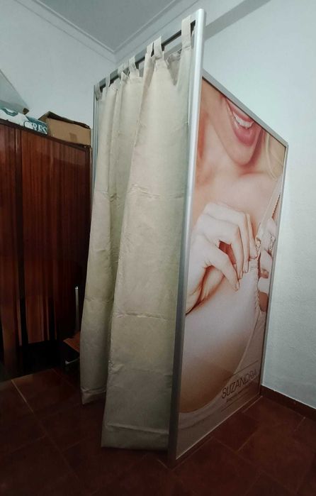 Provador / Biombo em estrutura de alumínio e portátil