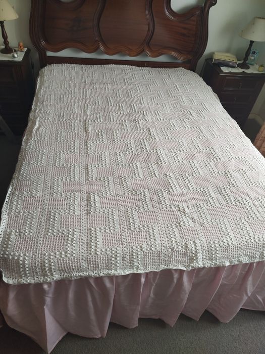 Colcha para cama de casal com tampo em renda e tecido