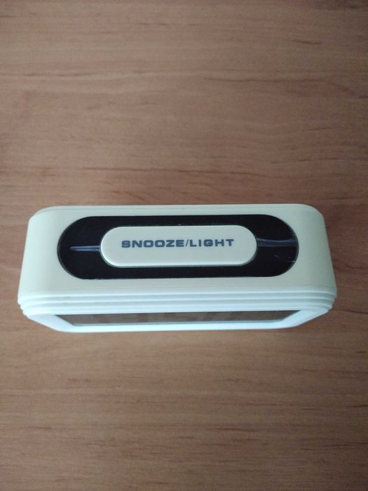 Zegar budzik cyfrowy na baterie