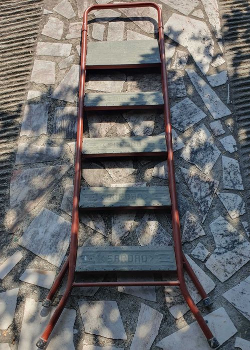 Muito raro escadote antigo, marca Sardão, em ferro, recuperado