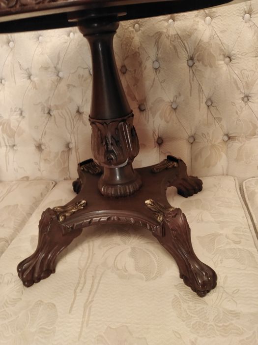 2 Mesas de Apoio em Mogno Trabalhado com Aplicações em Bronze