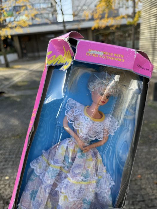 Boneca em caixa