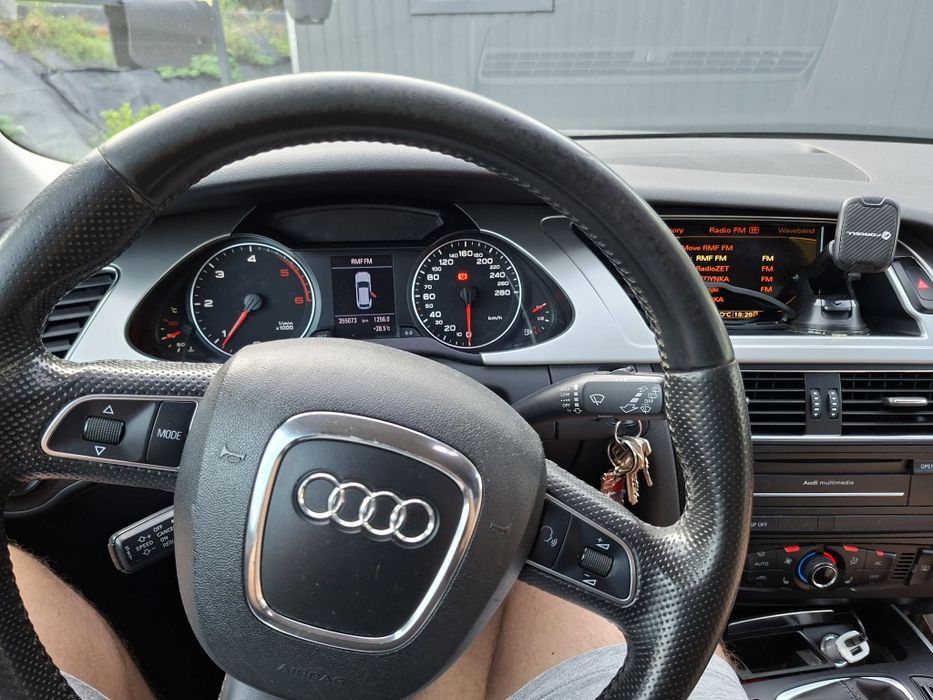 Audi  A 4 B8  kombi 2.0tdi  2010 r modelowo 2011