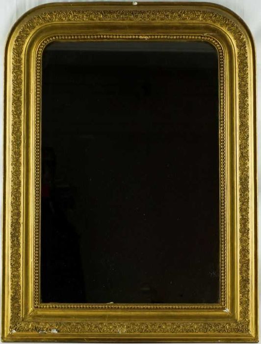 Espelho com moldura em madeira dourada