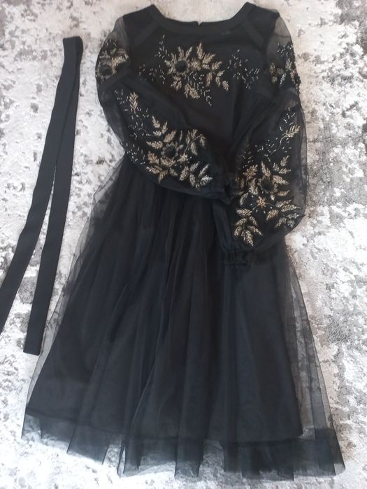 Сукня чорного кольору з ніжного фатину