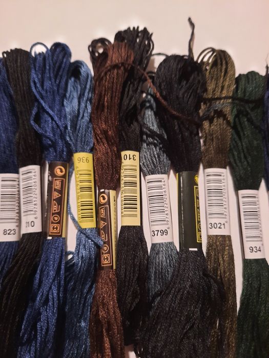 20 meadas de fio para bordados, ponto cruz e costura.