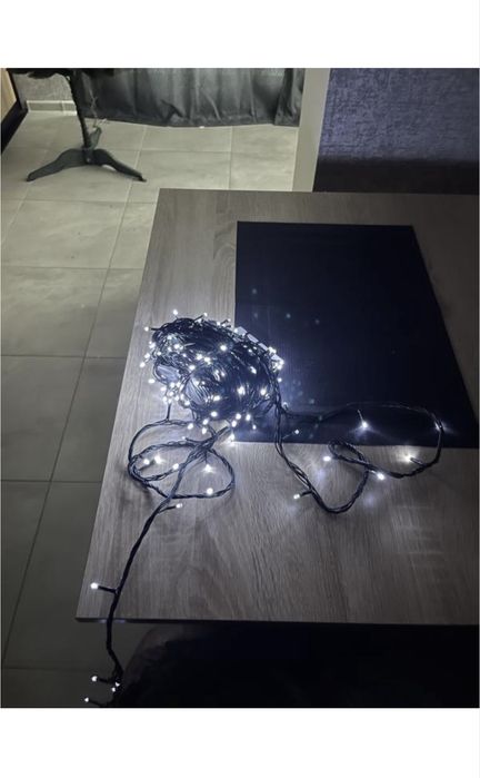 Гірлянда на ялинку у білому світінні