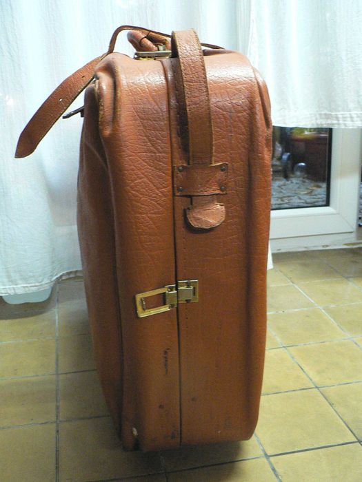 Duża walizka ze skóry na kółkach